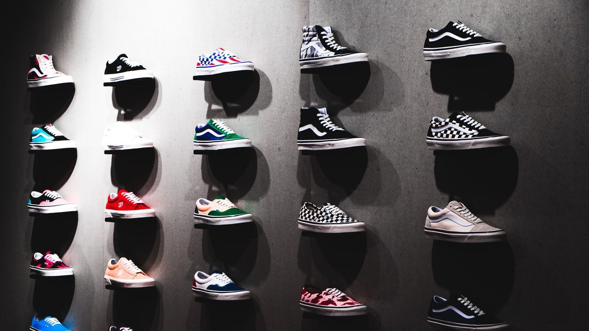 Jak sneakersy podbiły świat mody – historia i zaskakujące ciekawostki na temat sportowych butów