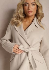 Renee - Jasnobeżowy Klasyczny Płaszcz z Wiązaniem Deneris. Kolor: beżowy. Materiał: tkanina. Styl: klasyczny