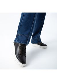 Wittchen - Damskie sneakersy skórzane na grubej platformie czarne. Okazja: do pracy, na co dzień. Nosek buta: okrągły. Kolor: czarny. Materiał: skóra. Obcas: na platformie #3