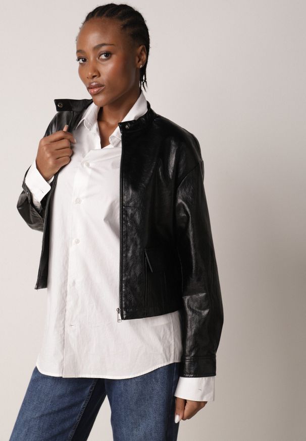 Born2be - Czarna Kurtka Ramoneska Bomberka Ściągana po Bokach Salanthe. Okazja: na co dzień. Kolor: czarny. Materiał: jeans, poliester. Styl: casual