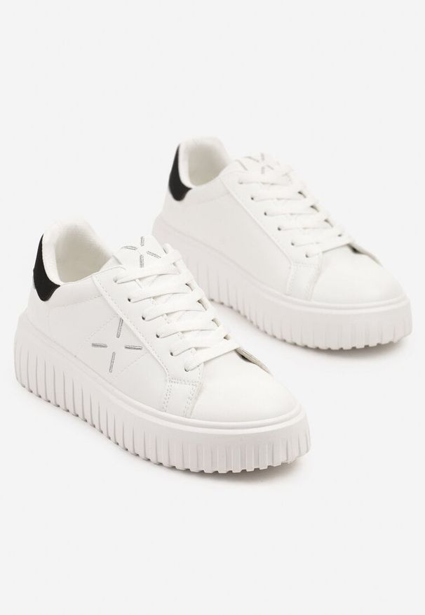 Renee - Biało-Czarne Sneakersy na Platformie z Tłoczeniem i Brokatową Wstawką Nuselin. Okazja: na co dzień. Kolor: biały. Materiał: jeans, skóra. Obcas: na platformie