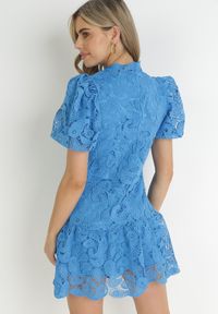 Born2be - Niebieska Koronowa Sukienka ze Stójką i Bufiastym Rękawem Suminori. Typ kołnierza: kołnierzyk stójkowy. Kolor: niebieski. Materiał: koronka. Długość: mini #4