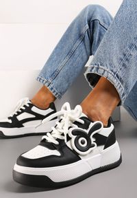 Born2be - Biało-Czarne Sneakersy na Grubej Podeszwie z Abstrakcyjną Aplikacją Cadisa. Kolor: biały. Wzór: aplikacja #1