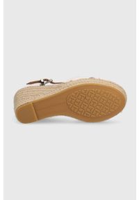 TOMMY HILFIGER - Tommy Hilfiger sandały BASIC SEERSUCKER HIGH WEDGE damskie kolor różowy na koturnie FW0FW07160. Zapięcie: klamry. Kolor: różowy. Materiał: guma. Obcas: na koturnie #5