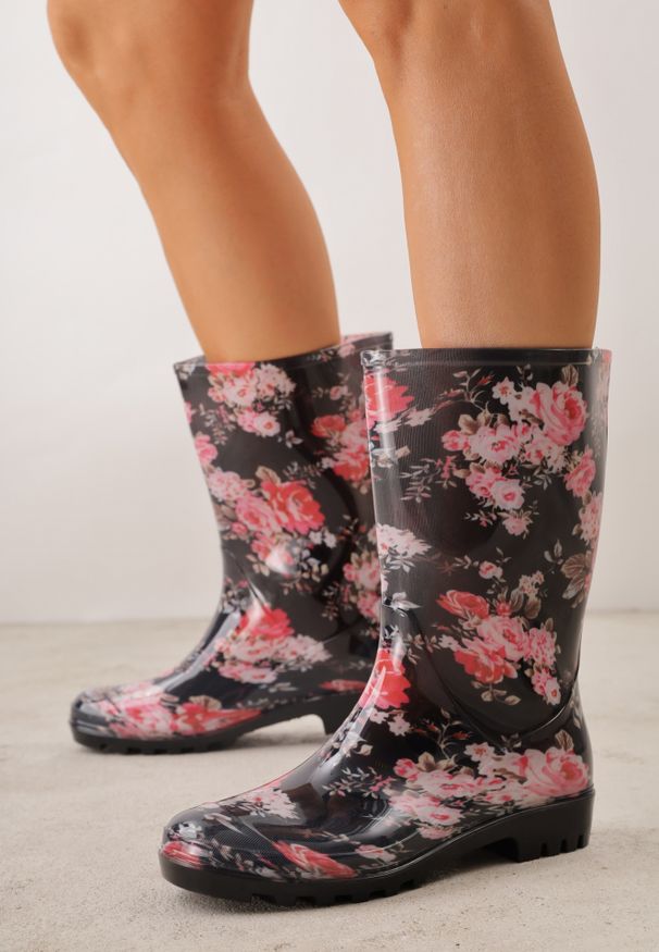 Renee - Czarne Kalosze w Kwiaty na Podeszwie z Bieżnikiem Deinassa. Okazja: na co dzień. Kolor: czarny. Materiał: jeans. Wzór: kwiaty. Styl: elegancki, casual