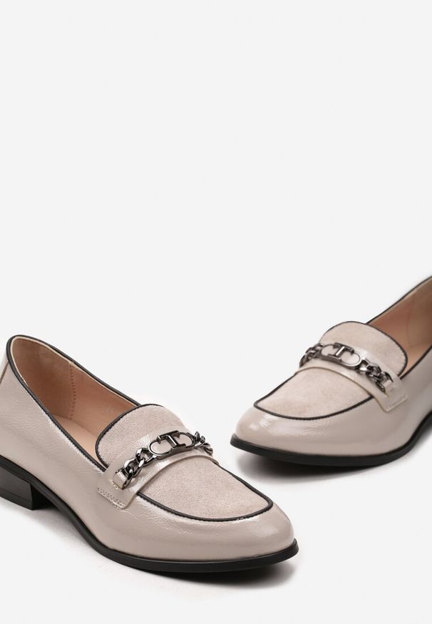Renee - Beżowe Lakierowane Mokasyny w Stylu Loafersów z Klamrą i Skórzaną Wkładką Darnifa. Zapięcie: klamry. Kolor: beżowy. Materiał: lakier, skóra. Wzór: aplikacja. Obcas: na obcasie. Styl: elegancki, klasyczny. Wysokość obcasa: średni