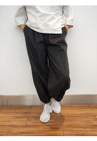 Czarne spodnie ze ściągaczem w pasie Liviana Conti. Kolor: czarny. Materiał: elastan, bawełna, poliamid