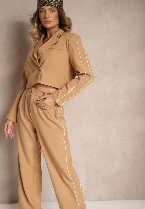 Renee - Beżowy Komplet Garniturowy z Lampasem Krótka Marynarka i Szerokie Spodnie z Zakładkami Lorenda. Kolor: beżowy