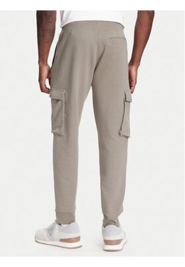 Guess Spodnie dresowe Z4YB08 KAIJ1 Khaki Regular Fit. Kolor: brązowy. Materiał: bawełna
