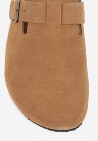 Born2be - Jasnobrązowe Zamszowe Klapki w Stylu Chodaków Ozdobione Klamrą Irinania. Okazja: na co dzień. Kolor: brązowy. Materiał: zamsz. Wzór: aplikacja. Styl: casual #8