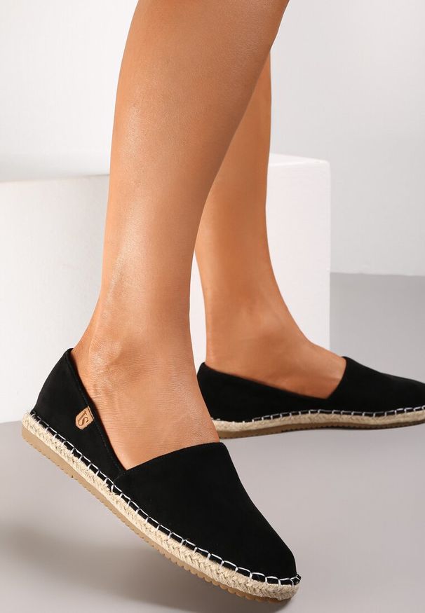 Renee - Czarne Espadryle Specialty. Zapięcie: bez zapięcia. Kolor: czarny. Materiał: materiał, jeans. Szerokość cholewki: normalna. Wzór: ażurowy
