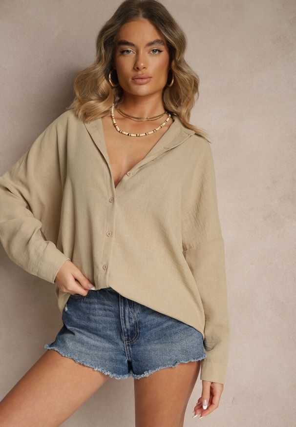 Renee - Beżowa Koszula o Fasonie Oversize w Klasycznym Stylu Marionera. Okazja: na co dzień. Kolor: beżowy. Materiał: bawełna, materiał. Długość rękawa: długi rękaw. Długość: długie. Styl: klasyczny