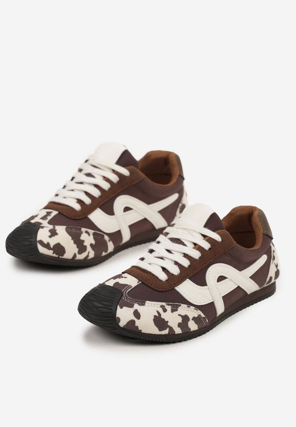 Renee - Brązowo-Białe Sneakersy z Geometrycznym Wzorem Arnenta. Okazja: na co dzień. Zapięcie: sznurówki. Kolor: brązowy. Materiał: jeans. Wzór: geometria
