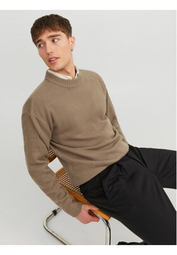Jack & Jones - Jack&Jones Sweter 12236774 Brązowy Regular Fit. Kolor: brązowy. Materiał: syntetyk
