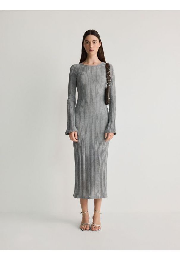 Reserved - Sukienka z odkrytymi plecami - jasnoszary. Kolor: szary. Materiał: bawełna, dzianina