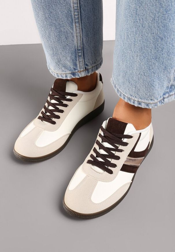 Born2be - Brązowe Stylowe Sneakersy na Płaskiej Podeszwie z Geometrycznymi Przeszyciami Rialine. Okazja: na spotkanie biznesowe, do pracy. Kolor: brązowy. Materiał: jeans. Wzór: geometria. Obcas: na płaskiej podeszwie