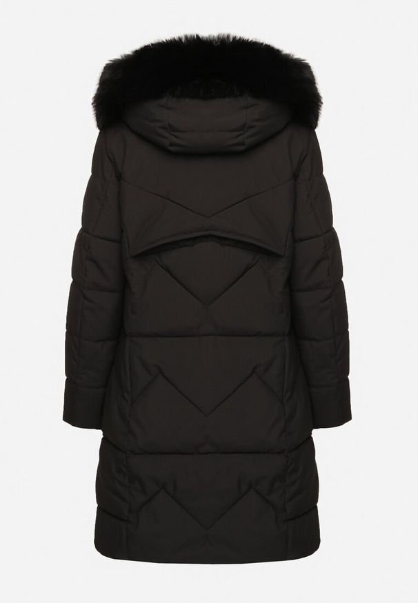 Born2be - Czarna Pikowana Kurtka o Taliowanym Kroju z Kapturem z Futerkiem Sintinnella. Okazja: na co dzień. Typ kołnierza: kaptur. Kolor: czarny. Materiał: futro. Sezon: zima, jesień. Styl: elegancki, casual