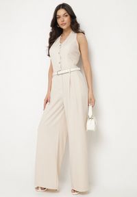 Born2be - Beżowy Kombinezon na Szyję Ozdobiony Guzikami Ellidell. Okazja: na imprezę, na co dzień. Kolor: beżowy. Długość: długie. Wzór: aplikacja. Styl: casual, klasyczny #3