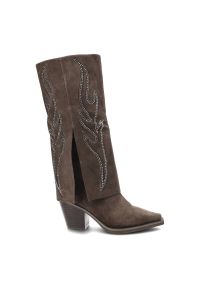 Brązowe Kozaki Alma En Pena Eleganckie Buty Damskie. Zapięcie: zamek. Kolor: brązowy. Materiał: jeans, materiał, skóra. Wzór: aplikacja. Sezon: zima, jesień. Styl: elegancki