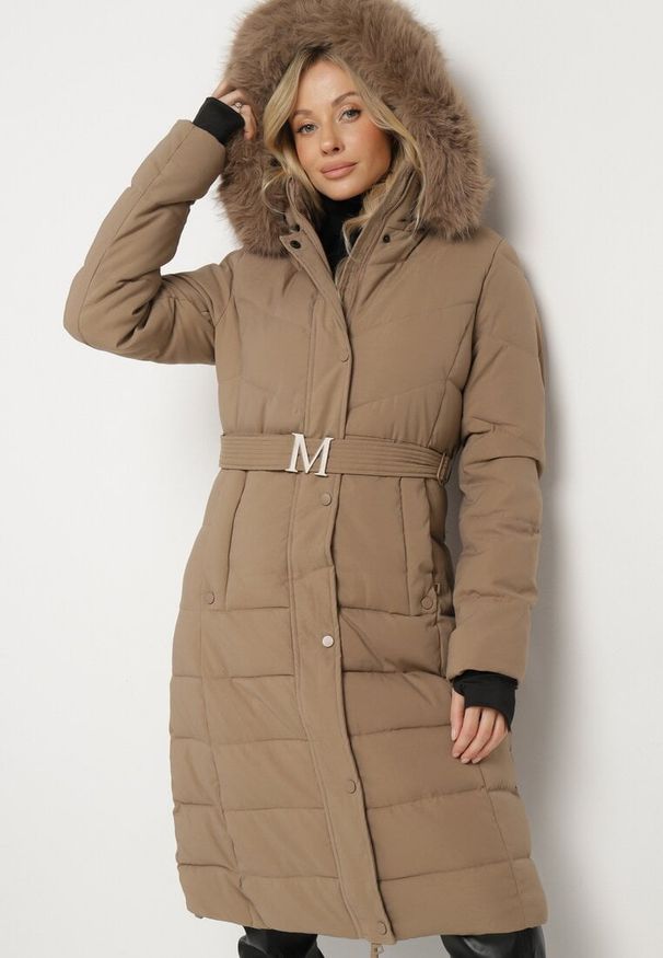 Born2be - Ciemnobeżowa Kurtka o Długim Fasonie z Paskiem i Odpinanym Futerkiem Delathra. Okazja: do pracy, na co dzień. Kolor: beżowy. Materiał: futro. Długość: długie. Styl: klasyczny, casual, elegancki