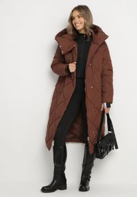 Born2be - Brązowa Kurtka z Geometrycznym Pikowaniem Johnatta. Kolor: brązowy. Wzór: geometria #5