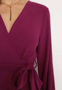 Born2be - Fioletowa Kopertowa Sukienka Kombinezon Mini z Falbanką Bomina. Typ kołnierza: kołnierz z falbankami. Kolor: fioletowy. Materiał: materiał. Typ sukienki: kopertowe. Długość: mini #5