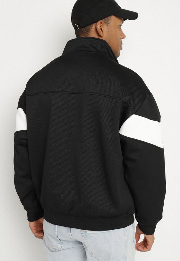 Born2be - Czarna Kurtka z Geometrycznym Pasem i Napisem Fonalena. Okazja: na co dzień. Kolor: czarny. Materiał: jeans. Wzór: geometria, napisy. Styl: casual, klasyczny