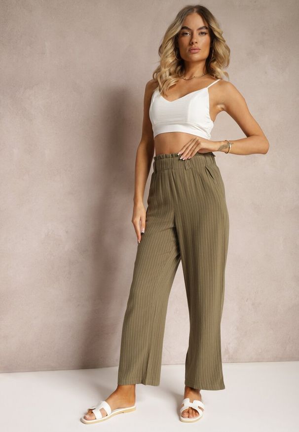 Renee - Ciemnozielone Spodnie Regular w Prążki High Waist Sallamia. Okazja: na co dzień. Stan: podwyższony. Kolor: zielony. Materiał: tkanina. Wzór: prążki. Styl: klasyczny, elegancki, casual