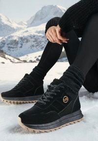 Born2be - Czarne Sneakersy na Platformie z Futerkiem Egiapia. Okazja: na co dzień. Nosek buta: okrągły. Kolor: czarny. Materiał: futro. Obcas: na platformie #1