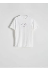 Reserved - T-shirt regular fit z nadrukiem - biały. Kolor: biały. Materiał: dzianina, bawełna. Wzór: nadruk