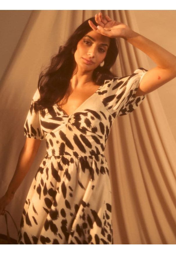 Sinsay - Sukienka mini z abstrakcyjnym wzorem - wielobarwny. Długość: mini