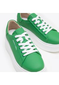 Wittchen - Damskie sneakersy ze skóry na grubej podeszwie klasyczne zielone. Okazja: na co dzień. Nosek buta: okrągły. Kolor: zielony. Materiał: skóra. Obcas: na platformie #8