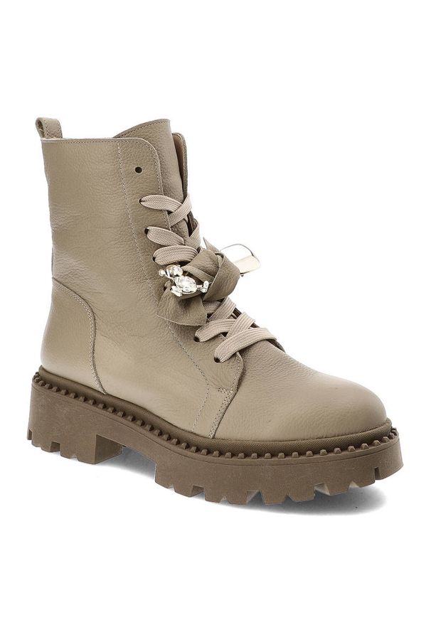 Beżowe Botki Karino Skórzane Eleganckie Buty Damskie. Okazja: na co dzień, do pracy. Kolor: beżowy. Materiał: skóra. Wzór: aplikacja. Styl: elegancki