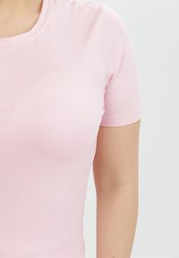 Born2be - Jasnoróżowy T-shirt Akisistae. Kolekcja: plus size. Kolor: różowy. Materiał: materiał, bawełna, dzianina. Długość rękawa: krótki rękaw. Długość: krótkie #4