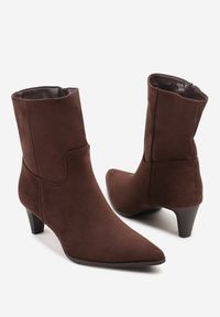 Renee - Brązowe Botki na Stożku z Imitacji Zamszu Avinella. Okazja: na co dzień. Kolor: brązowy. Materiał: zamsz. Obcas: na stożku. Styl: casual. Wysokość obcasa: średni #4