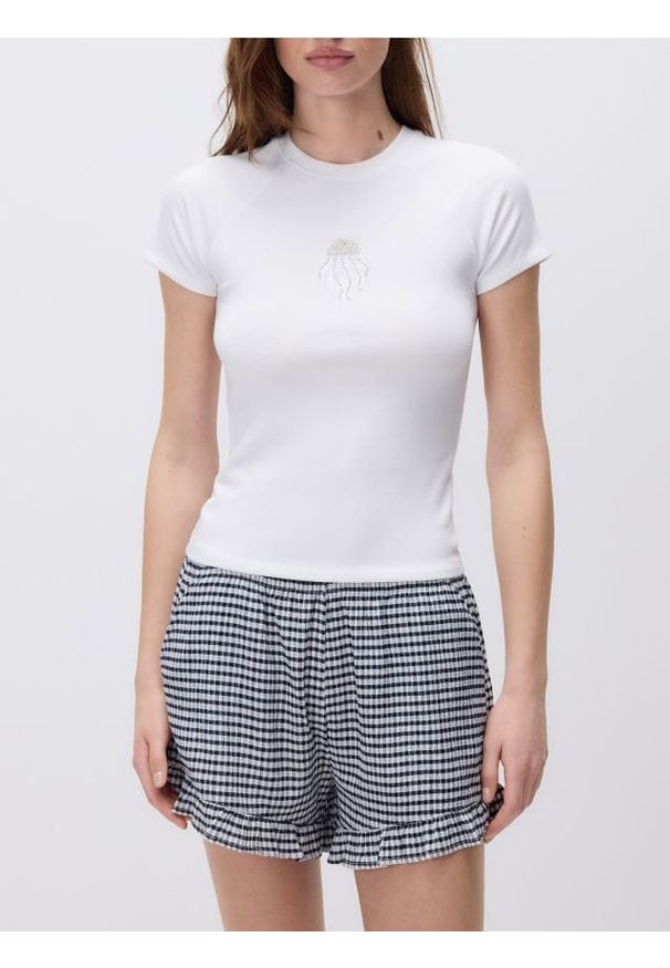 Reserved - Top z koralikami - biały. Kolor: biały. Materiał: dzianina, bawełna