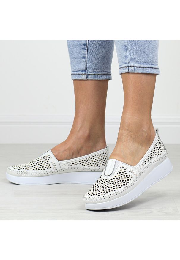 Białe skórzane półbuty damskie T.Sokolski 712. Okazja: na co dzień. Zapięcie: bez zapięcia. Kolor: biały. Materiał: skóra. Szerokość cholewki: normalna. Sezon: wiosna, lato. Styl: casual, klasyczny