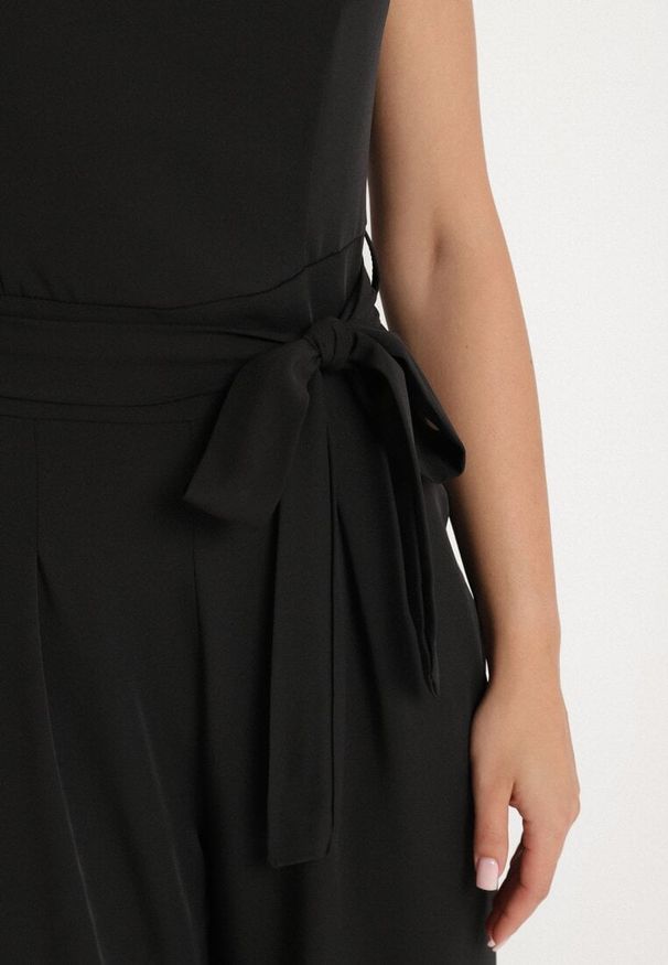 Born2be - Czarny Taliowany Kombinezon z Paskiem Wiązaniem i Odkrytymi Plecami Malurea. Okazja: na imprezę, na co dzień. Kolor: czarny. Materiał: jeans. Sezon: lato. Styl: casual
