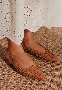 Born2be - Brązowe Sandały Vices Typu Mule Ozdobione Wycięciami i Nitami Vevistra. Okazja: na co dzień. Kolor: brązowy. Wzór: aplikacja. Styl: elegancki, casual