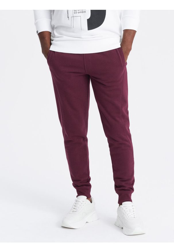 Ombre Clothing - Męskie dresowe spodnie bawełniane joggery BASIC – bordowe V3 - Rozmiar: XXL. Okazja: na co dzień. Kolor: czerwony. Materiał: dresówka, bawełna. Wzór: aplikacja. Styl: sportowy, casual, elegancki