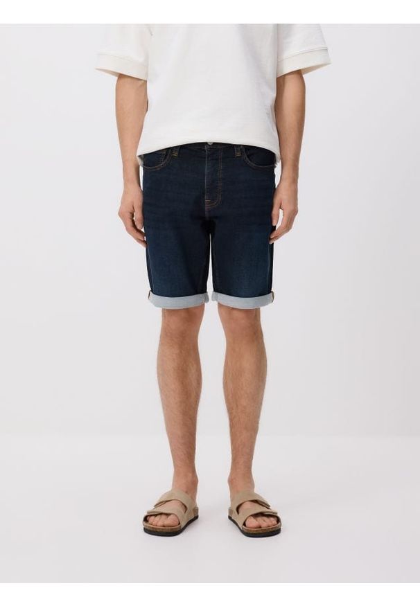 Reserved - Jeansowe szorty slim - granatowy. Kolor: niebieski. Materiał: jeans