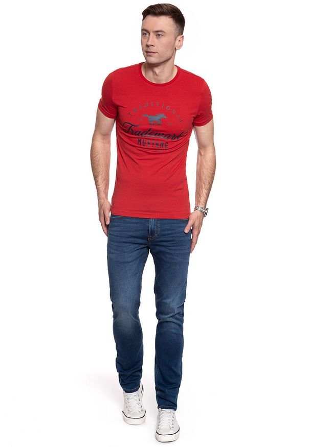 Mustang - MUSTANG T SHIRT Aaron C Print Molten Lava 1008963 7179. Wzór: nadruk