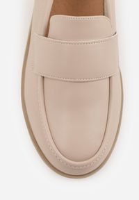 Born2be - Beżowe Półbuty w Stylu Mokasynów na Koturnie ze Skórzaną Wkładką z Ozdobnym Paskiem Rieva. Okazja: na spotkanie biznesowe, na co dzień. Zapięcie: pasek. Kolor: beżowy. Materiał: skóra. Obcas: na koturnie. Styl: elegancki, biznesowy, casual. Wysokość obcasa: średni #9