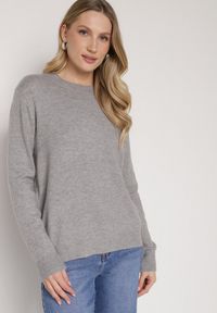 Born2be - Szary Casualowy Sweter z Wełną i Bawełną Nedalla. Okazja: na co dzień. Kolor: szary. Materiał: wełna, bawełna. Długość rękawa: długi rękaw. Długość: długie. Styl: casual #5