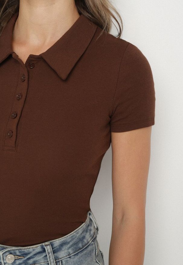 Born2be - Brązowy Bawełniany T-shirt Prążkowany Typu Polo z Guzikami Avelavia. Okazja: na co dzień. Typ kołnierza: polo. Kolor: brązowy. Materiał: prążkowany, bawełna. Styl: casual, klasyczny