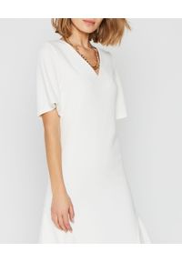 MARLU - Biała sukienka Ingrid. Okazja: do pracy. Kolor: biały. Materiał: wiskoza, elastan, materiał. Wzór: gładki. Typ sukienki: proste, rozkloszowane. Długość: midi #3