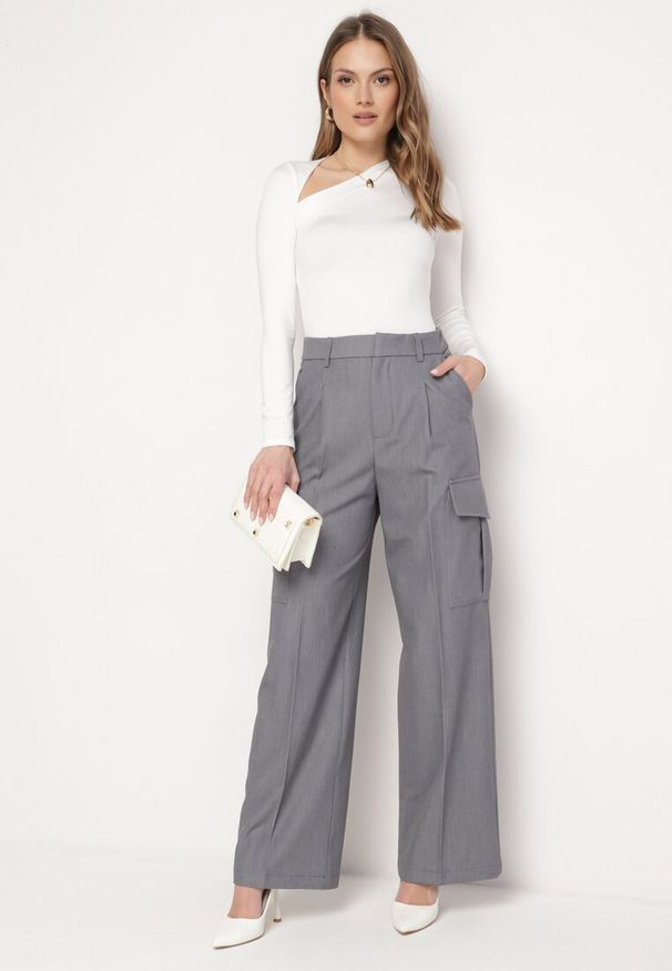 Born2be - Ciemnoszare Eleganckie Spodnie z Szerokimi Kieszeniami Cargo i Wysoką Talią Akeldia. Stan: podwyższony. Kolor: szary. Styl: elegancki