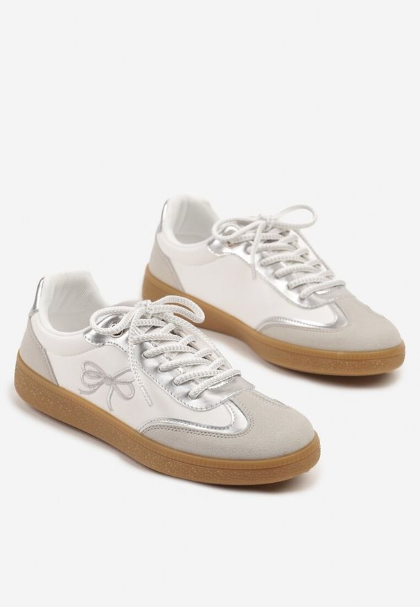 Renee - Białe Sneakersy Tenisówek ze Wzorem Kokardki Maritiela. Okazja: na co dzień, na spacer. Kolor: biały. Materiał: jeans. Sport: turystyka piesza