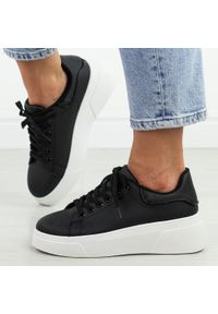 Czarne sportowe buty damskie McBraun 23290. Okazja: na co dzień. Kolor: czarny. Materiał: skóra. Sezon: wiosna, jesień, lato. Obcas: na platformie