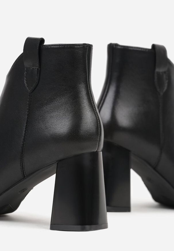 Renee - Czarne Skórzane Botki na Słupkowym Obcasie w Eleganckim Stylu Salenoria. Okazja: na co dzień. Zapięcie: zamek. Kolor: czarny. Materiał: skóra. Obcas: na obcasie. Styl: elegancki. Wysokość obcasa: średni